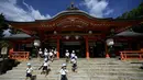 Anak-anak sekolah mengunjungi Kuil Ikuta di pusat Kobe (5/10/2019). Kuil, dengan sejarah lebih dari 1.800 tahun ini dikatakan sebagai salah satu kuil tertua di Jepang. (AFP Photo/Monteforte)