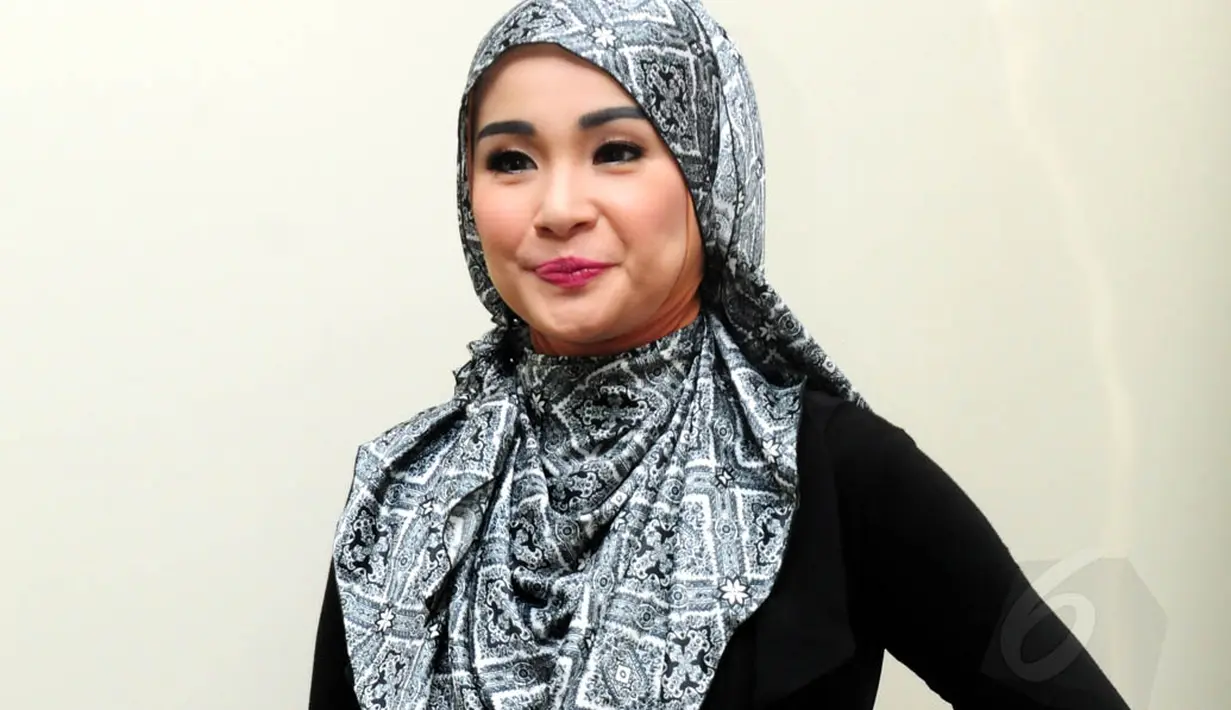 Wanita kelahiran 11 Juni 1986 ini mengaku mengenakan hijab ini sejak melahirkan buah hati. (17/6/14) (Liputan6.com/Panji Diksana)