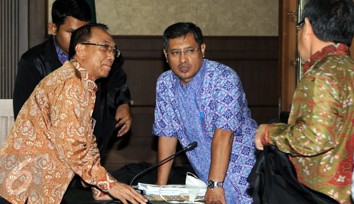Terdakwa korupsi Dana Operasional Menteri (DOM) dan gratifikasi pada Kementerian ESDM dan Kemenbudpar, Jero Wacik berdiskusi dengan kuasa hukumnya usai sidang pemeriksaan terdakwa di Pengadilan Tipikor, Jakarta, Senin (11/1). (Liputan6.com/Helmi Afandi)