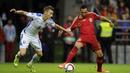 Gelandang Spanyol, Santi Cazorla berusaha melewati hadangan pemain Slovakia, Jan Gregus pada laga kualifikasi Piala Eropa 2016 di Stadion Carlos Tartiere, Spanyol, Sabtu (5/9/2015). (Reuters/Eloy Alonso)