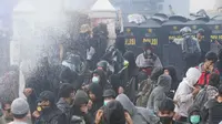 Polisi tembakkan gas air mata bubarkan demo di Komplek DPRD Jabar di Bandung.