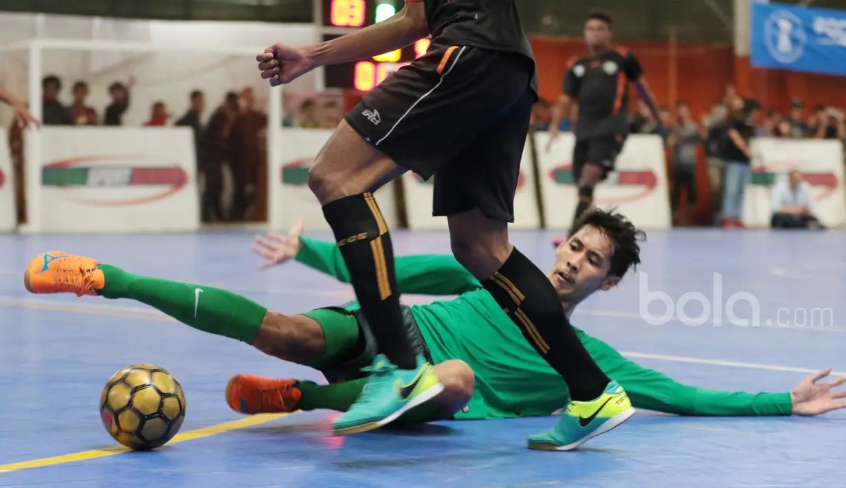 Pemain Timnas Futsal Indonesia, Sunni terjatuh saat menghadang laju pemain Blacksteel Manokwari pada laga uji coba jelang AFF Championship 2017 Thailand di Tifosi Sport Center, Selasa (16/1/2016). (Bola.com/Nicklas Hanoatubun)