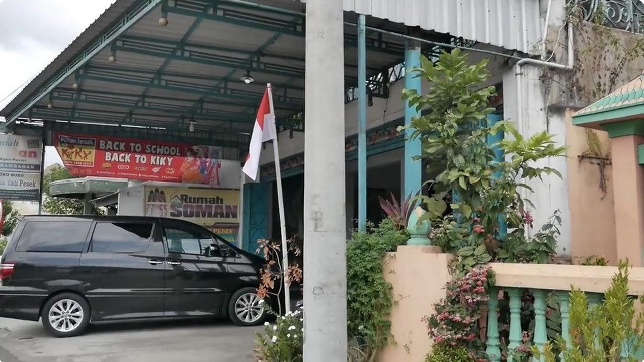 Berkarya Puluhan Tahun, Ini 8 Potret Rumah Yati Pesek yang Kini Jadi Sorotan - Punya Toko Alat Tulis dan Persewaan Kostum