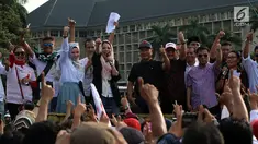 Ketua Pembina Poros Benhil Jenderal Purn. Moeldoko bersama para artis dan relawan melakukan aksi damai salam jempol ceria di kawasan Monas, Jakarta, Jumat (11/1). Aksi tersebut sebagai  bentuk pesan ceria kepada masyarakat. (Liputan6.com/Johan Tallo)