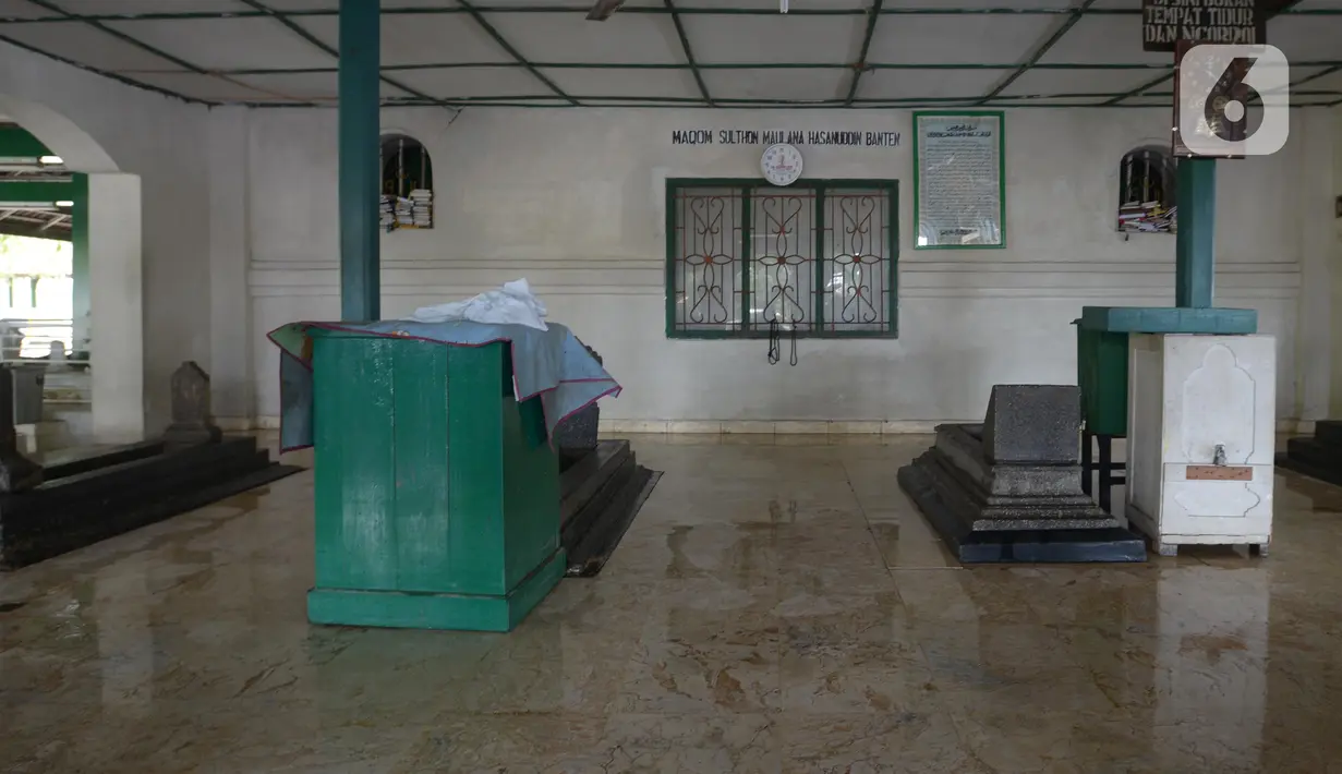 Sisa banjir yang merendam wisata ziarah Masjid Agung Banten di Kota Serang pada Rabu (2/3/2022). Banjir yang melanda kawasan Masjid Banten Lama setelah curah hujan tinggi mengguyur Kota Serang beberapa hari lalu mengakibatkan Kali Cibanten meluap dan menggenangi 22 titik. (merdeka.com/Imam Buhori)