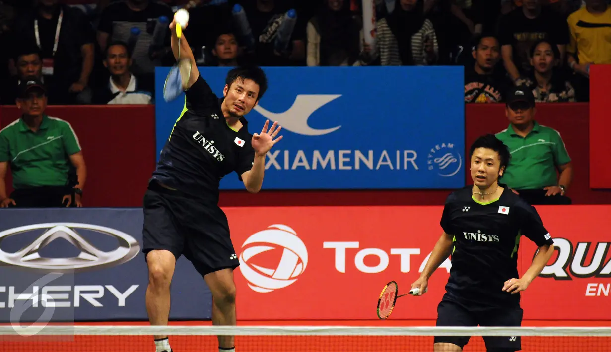 Ganda putraJepang, Hiroyuki Endo/Kenichi Hayakawa melakukan smesh kearah Angga Pratama/Ricky K Suwardi di Total BWF World Championships 2015 di Jakarta, Jumat (14/8/2015). Angga/Ricky menyerah 17-21, 21-14, 18-21. (Liputan6.com/Helmi Fithriansyah)