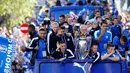 Sejumlah pemain dan staf dari Leicester City menaiki bus terbuka untuk mengarak piala liga Inggris yang di Inggris, (17/5). Sekitar 240.000 orang diperkirakan turun ke jalan merayakan juara bersama punggawa Leicester City. (Reuters / Darren Staples)