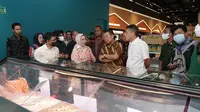 Bupati Karawang Cellica Nurrachadiana pada pembukaan Toko Daging Nusantara di Cikampek, Karawang, Jawa Barat, Selasa (7/3/2023).