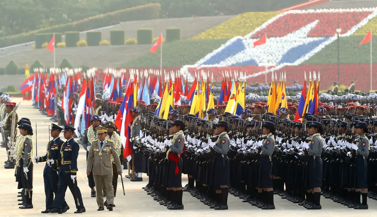 Jenderal Senior Myanmar U Min Aung Hlaing memeriksa para perwira militer pada parade memperingati Hari Angkatan Bersenjata ke-73 di Naypyitaw, Selasa (27/3). Angkatan bersenjata Myanmar menampilkan kekuatannya dalam parade militer (AP Photo/Aung Shine Oo)