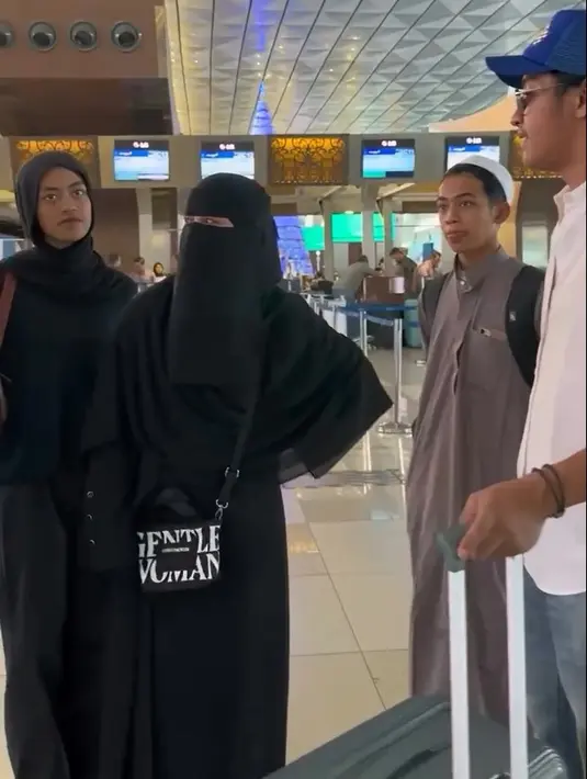 "Disana bilal selalu sehat dan diberi kesabaran dlm menuntut ilmu ...ya Allah lindungi bilal dan semua santri2 lainyan selamat sampai tujuan aamiin 😭😭❤️🙏 i love u nak @bilal.ataya," tutup Umi Pipik. [Instagram/_ummi_pipik_]