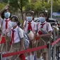 Siswa tiba di sekolah pada hari pertama semester baru di Wuhan, Provinsi Hubei, China, 1 September 2021. Pemerintah China memutuskan pemberlakuan belajar tatap muka setelah percaya diri menangani pandemi COVID-19. (STR/AFP)
