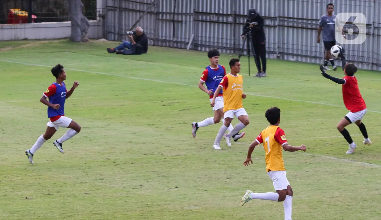 Sejumlah peserta berebut bola saat seleksi pemain Timnas Indonesia U-17 di Lapangan A, Gelora Bung Karno (GBK), Senayan, Jakarta, Rabu (16/8/2023). (Liputan6.com/Herman Zakharia)