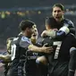 Bek Real Madrid Sergio Ramos (kanan) merayakan gol Cristiano Ronaldo pada leg pertama perempat final Liga Champions di Allianz Arena, Kamis (13/4/2017) dinihari WIB. (AP Photo/Andreas Gebert)