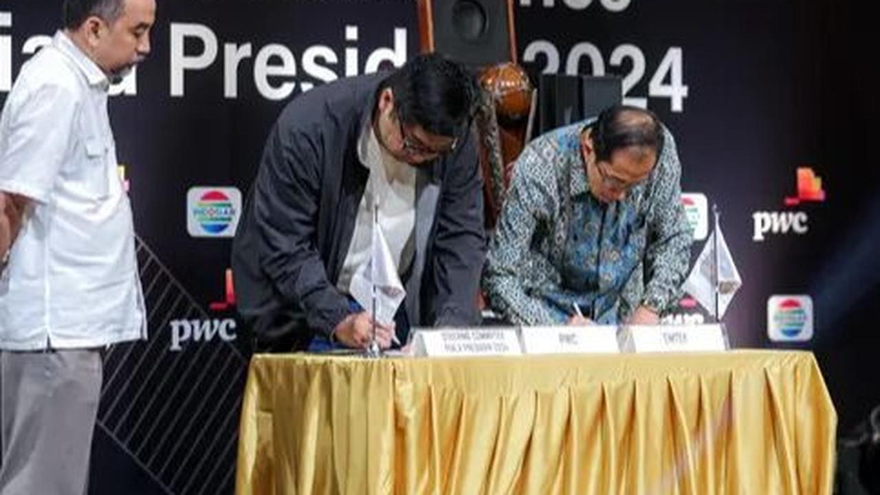 Ketua Steering Committee (SC) Piala Presiden 2024, Maruarar Sirait menandatangani dokumen perjanjian kerjasama bersama pihak PricewaterhouseCoopers dalam konferensi pers yang berlangsung di SCTV Tower, Senayan, Jakarta, Senin (15/07/2024). (Bola.com/Bagas