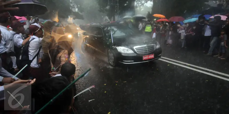 Hujan Deras dan Puluhan Ribu Pelajar Sambut Kedatangan Raja Salman di Kota Bogor