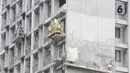 Pekerja menyelesaikan proyek pembangunan apartemen di kawasan Tangerang Selatan, Rabu (25/11/2020). Ekspektasi investor untuk berinvestasi di apartemen berkurang disebabkan turunnya harga sewa apartemen dan stagnansi harga jual. (Liputan6.com/Angga Yuniar)