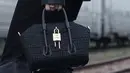 Givenchy meluncurkan tas terbaru 4G handbag dengan desain yang bold, mengangkat logo monogram dengan detail bordir menawan.