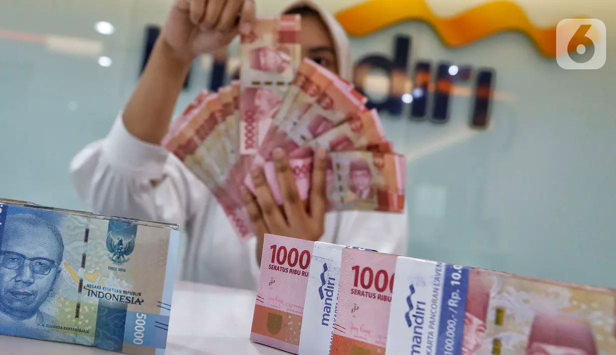 Teler menunjukan mata uang rupiah di Jakarta, Jumat (3/3/2023). Nilai tukar rupiah terhadap dolar Amerika Serikat ditutup melemah ke level Rp15.311 pada penutupan perdagangan hari ini, rupiah ditutup melemah 0,20 persen atau turun 30,5 poin ke Rp15.311 per dolar AS. (Liputan6.com/Angga Yuniar)