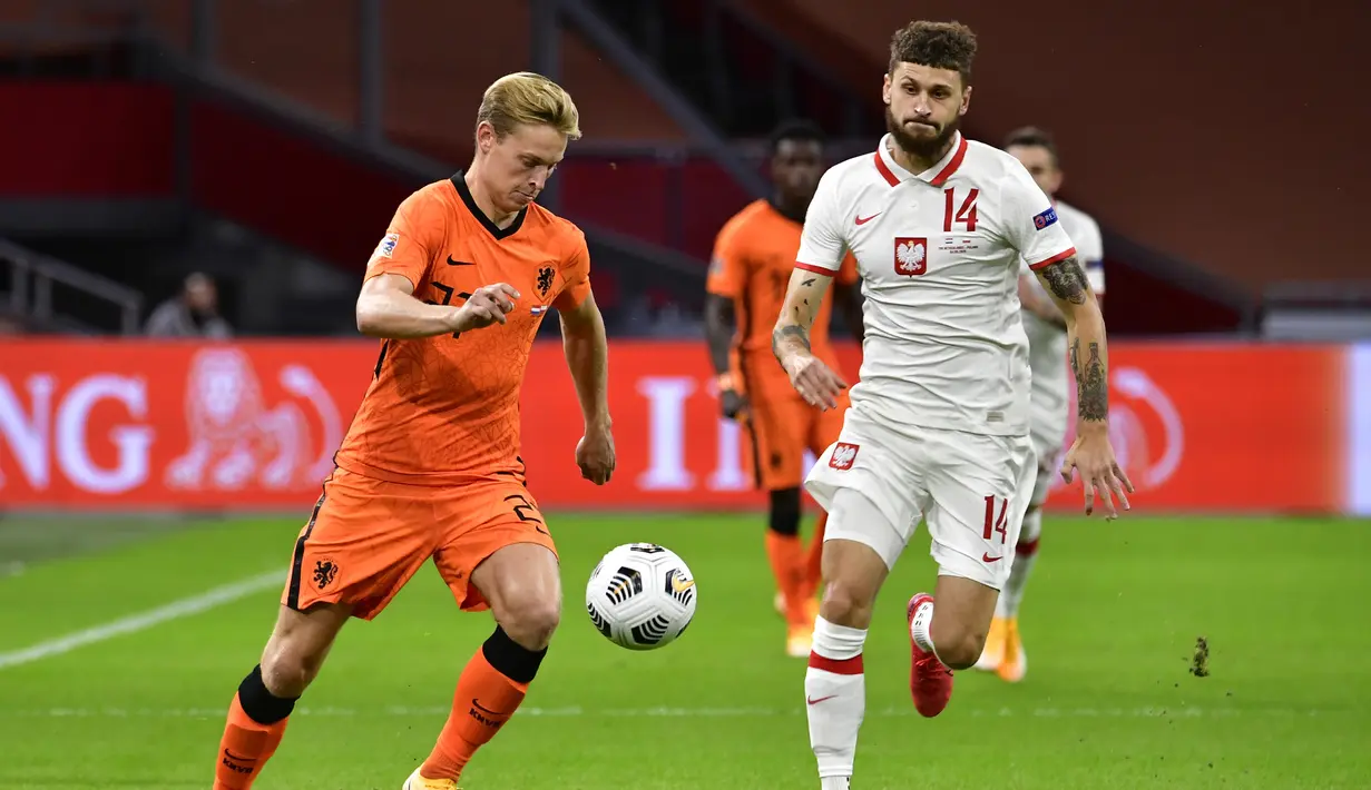 Gelandang Belanda, Frenkie de Jong, berebut bola dengan gelandang Polandia, Mateusz Klich, pada laga UEFA Nations League di Stadion Johan Cruijff Arena, Amsterdam, Sabtu (5/9/2020) dini hari WIB. Belandang menang 1-0 atas Polandia. (AFP/John Thys)