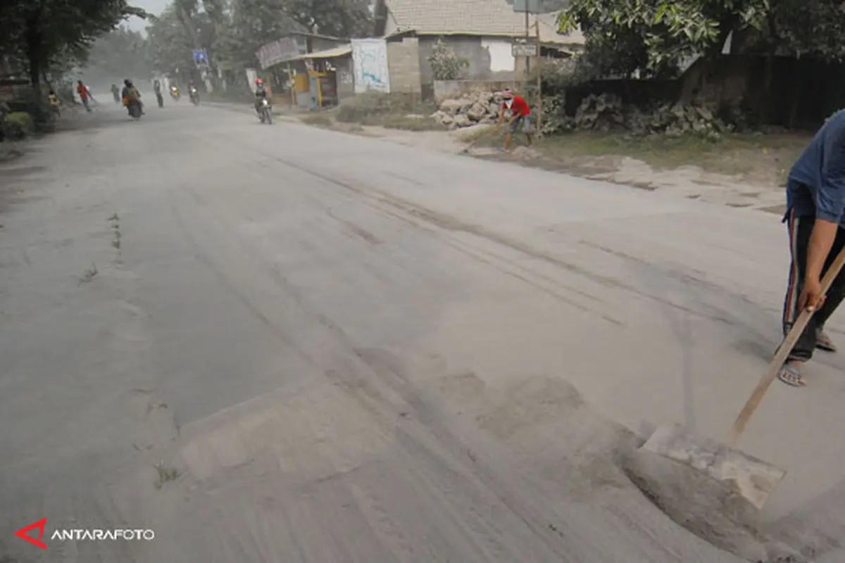 abu-gunung-kelud-1-140214c.jpg