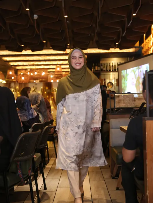 Melody Nurramdhani Laksani di Senayan City, Jumat (17/1/2020). (Adrian Putra/Fimela.com)