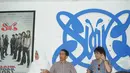 Dalam kunjungannya ke markas Slank, mereka mengenang soal Konser Salam 2 Jari yang baru saja dihelat di Gelora Bung Karno (GBK), Jakarta Pusat pada Sabtu, 5 Juli lalu. (Liputan6.com/Herman Zakharia)