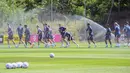 Para pemain Jerman mengikuti sesi latihan di pusat olahraga BVSC, Budapest, Hungaria, 13 Juni 2022. Jerman akan menghadapi Italia pada pertandingan sepak bola UEFA Nations League. (Attila KISBENEDEK/AFP)