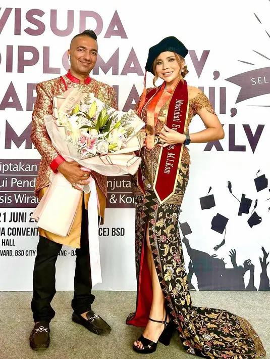 <p>Eva begitu bahagia wisuda didampingi suaminya yang ganteng yang berasal dari India. "Senyum saja saat mereka membicarakan dan mentertawakanmu. Tidak semua orang paham, dan kamu pun tidak harus jelaskan ke semua orang." tulis evabelisima_. [Instagram/evabelisima_]</p>
