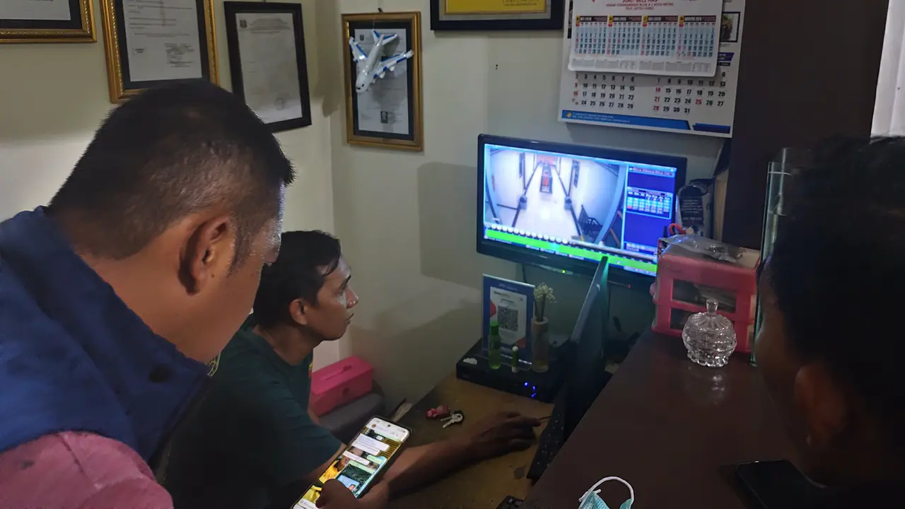 Petugas mengecek rekaman CCTV penginapan untuk melihat aktivitas terakhir kali yang dilakukan korban sebelum ditemukan tewas. (Dok. Istimewa).
