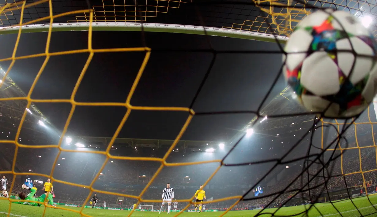 Kiper Dortmund, Roman Weidenfeller gagal menghalau tendangan penyerang Juventus Carlos Tevez di leg kedua 16 besar Liga Champions di Stadion Signal Iduna Park, German (18/3/15). Juventus menang 3-0 atas Borussia Dortmund. (Reuters/Ina Fassbender)