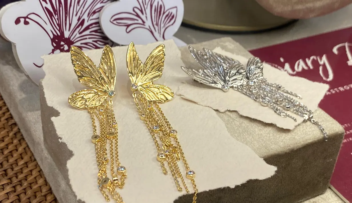 Siluet kupu-kupu dan capung menjadi daya tarik dominan pada koleksi kali ini. Dari mulai kalung, bros dan anting-anting keduanya berpadu merdu melengkapi penampilan kita dengan sempurna. /Foto dok Tulola.