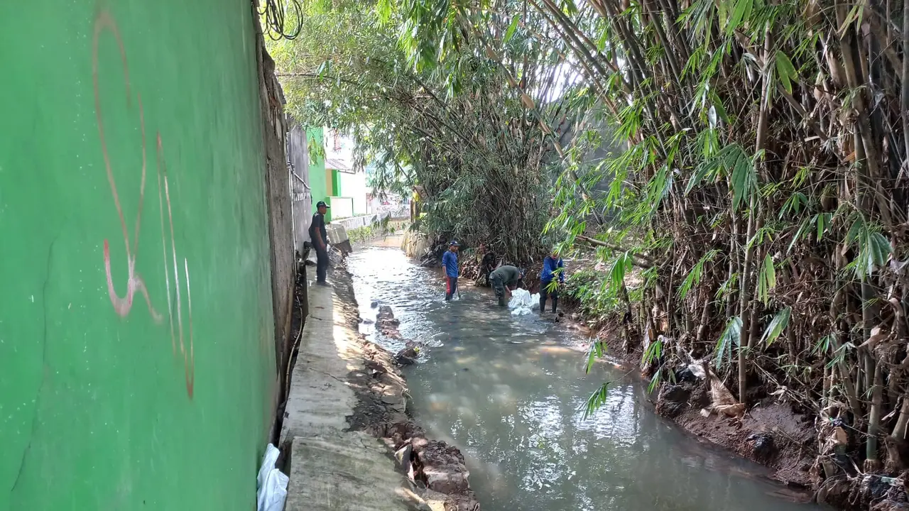 Satgas DPUPR Kota Depok melakukan perbaikan turap jebol di Kali Sitamu, Kecamatan Cilodong.