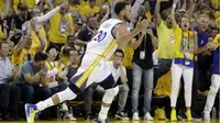 Guard Golden State Warriors, Stephen Curry, melakukan selebrasi setelah mencetak poin saat menghadapi Utah Jazz pada gim 1 putaran kedua playoff NBA 2017 di Oracle Arena, Oakland, Selasa (2/5/2017). (AP Photo/Marcio Jose Sanchez)