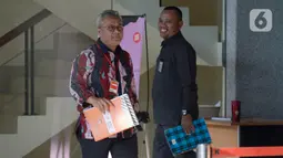 Ketua KPU Arief Budiman (kiri) usai dimintai keterangan terkait aliran dana suap Wahyu Setiawan di Gedung KPK, Jakarta, Selasa (28/1/2020). Arief diperiksa sebagai saksi untuk tersangka Saeful Bahri terkait dugaan suap penetapan PAW anggota DPR Terpilih 2019-2024. (merdeka.com/Dwi Narwoko)