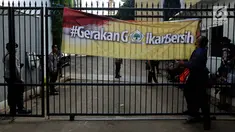 Anggota Gerakan Muda Partai Golkar (GMPG) memasang spanduk bertuliskan "#Gerakan Golkar Bersih" di kantor DPP Partai Golkar, Jakarta, Selasa (25/7). GMPG mendeklarasikan "#Gerakan Golkar Bersih Melawan Golkar Korup". (Liputan6.com/Johan Tallo)
