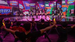 JKT 48&nbsp;saat tampil memeriahkan acara Sportcaster Piala Dunia 2022 pada acara Konser Histeria Pesta Bola Dunia 2022 di EMTEK City, Jakarta, Kamis (20/10/2022). (Bola.com/Bagaskara Lazuardi)