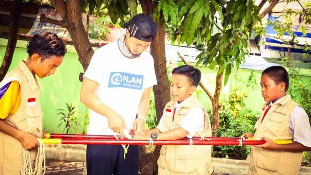 6 Potret Kenangan Song Jae Rim di Indonesia, Pernah Ikut Kerja Bakti Bareng Warga