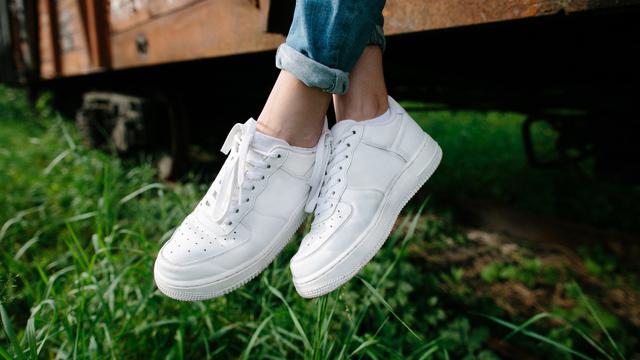 sneakers putih