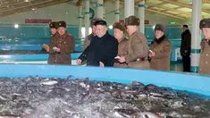 Pemimpin Korea Utara, Kim Jong Un mengunjungi Samchon Catfish Farm di Korea Utara, Selasa (21/2). Wajah Kim Jong Un terlihat bahagia saat melihat kolam yang penuh ikan lele. (AFP Photo/KCNA)