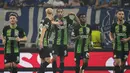 Pemain Brighton, Joao Pedro (tengah) melakukan selebrasi bersama rekan setimnya setelah mencetak gol penyeimbang 2-2 pada laga Grup B Liga Europa 2023/2024 melawan Marseille di Stade Velodrome, Marseille, Prancis, Jumat (05/10/2023) dini hari WIB. (AP Photo/Daniel Cole)
