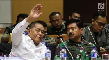 Menhan Ryamizard Ryacudu bersama Panglima TNI Marsekal TNI Hadi Tjahjanto rapat kerja dengan Komisi I DPR, Jakarta, Rabu (23/1). Rapat membahas evaluasi kinerja 2018, rencana kerja 2019 dan tindak lanjut hasil temuan BPK TA 2018. (Liputan6.com/JohanTallo)