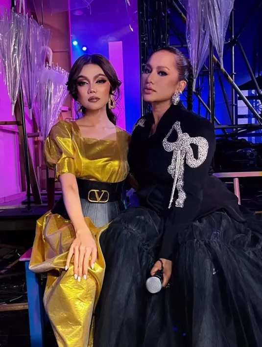 Menambah kesan cantik, Rina Nose memakai gaun berwarna kuning dan sedikit menata rambutnya dan menambahkan softlane berwarna hijau tosca [instagram/rinanose16]