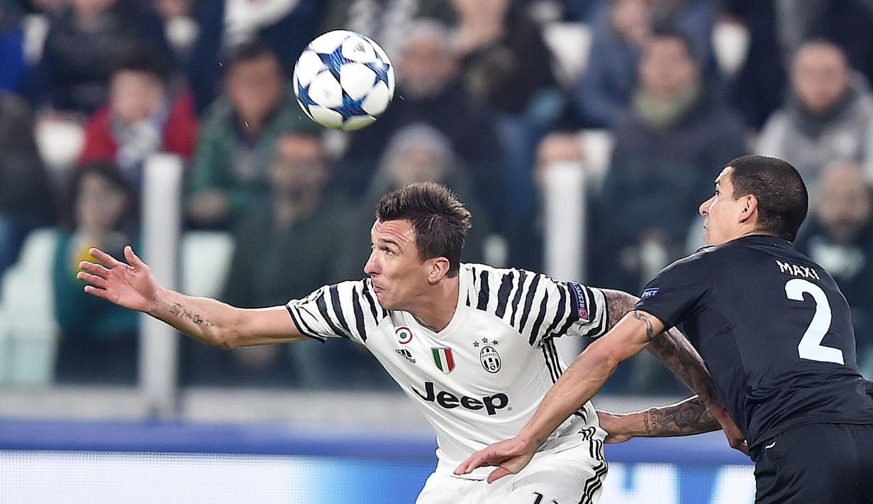 Pemain Juventus, Sami Khedira (kiri) berduel dengan pemain Porto, Maxi Pereira pada Babak 16 Besar Liga Champions di Juventus Stadium, (14/3/2017). Juventus menang 1-0. ((Alessandro Di Marco/ANSA via AP)