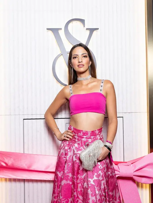 Terlihat effortless, Nia Ramadhani memulas wajahnya dengan makeup soft glam bernuansa cokelat [@ramadhaniabakrie]