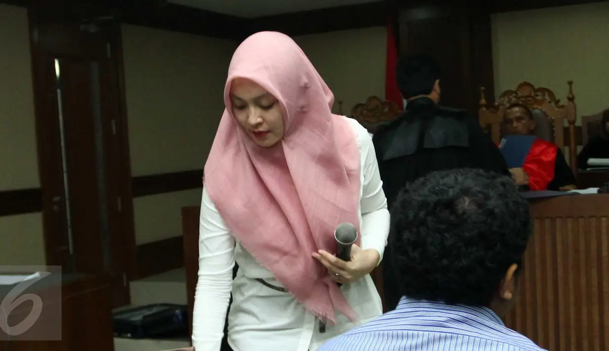 Terpidana kasus korupsi, Angelina Sondakh saat menjadi saksi di Pengadilan Tipikor, Jakarta, Rabu (6/1). Angelina Sondakh menjadi saksi atas kasus dugaan suap yang dilakukan M. Nazaruddin. . (Liputan6.com/Helmi Afandi)