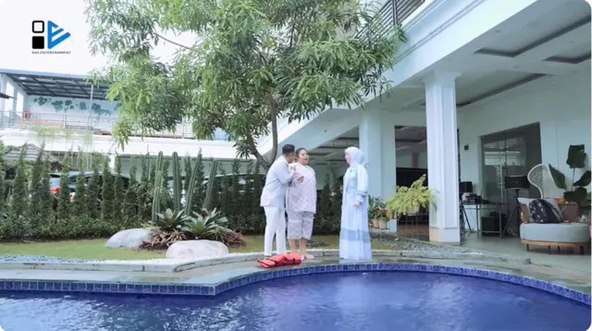 6 Potret Halaman Rumah Irish Bella, Kolam Renang Jadi Spot Favorit Anak-anak