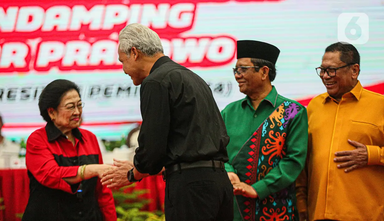 Bakal capres Ganjar Pranowo dan bakal cawapresnya akan mendaftarkan diri sebagai paslon capres-cawapres, ke Komisi Pemilihan Umum (KPU), pada Kamis (19/10/2023). (Liputan6.com/Faizal Fanani)