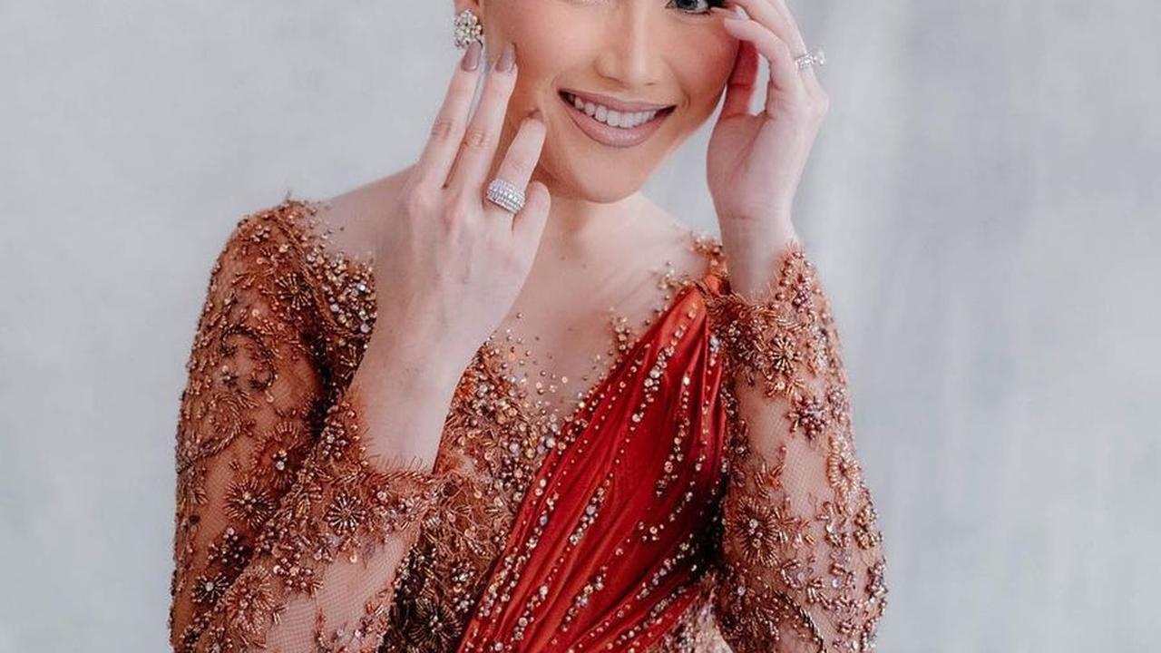 Ayu Pakai Kebaya Modern Yang Mencolok