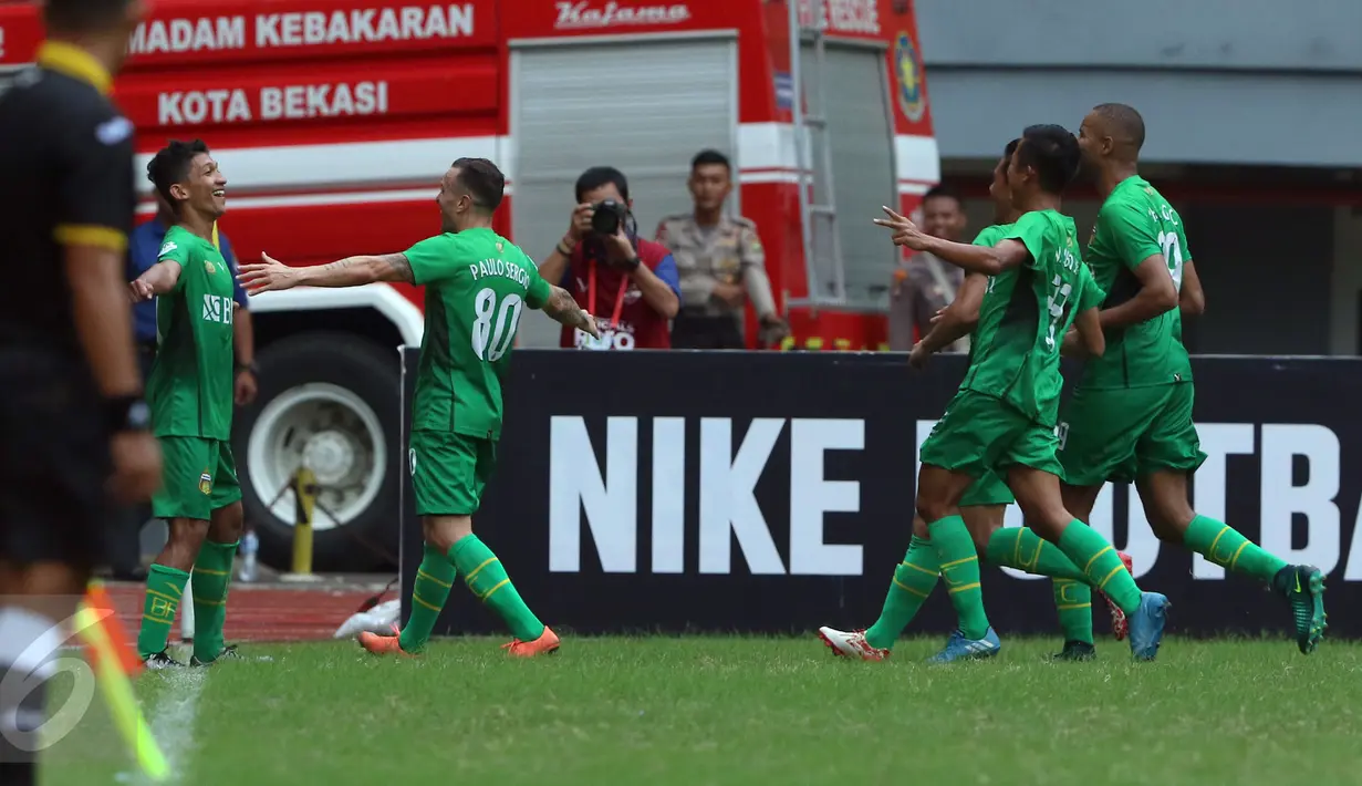 Gelandang Bhayangkara FC, T M Ichsan (kanan) saat merayakan gol ke gawang Persegres Gresik United pada lanjutan Liga 1 di Stadion Patriot Candrabhaga, Bekasi, Minggu (7/5). Bhayangkara FC unggul 2-1. (Liputan6.com/Helmi Fithriansyah)