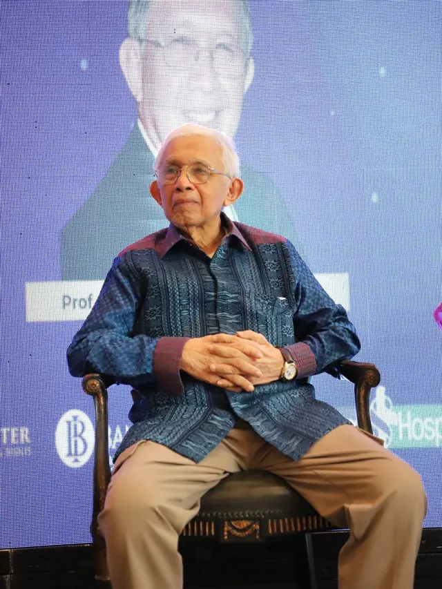 Deputi Senior Bank Indonesia periode 1999-2004 dan Ketua Badan Pemeriksa Keuangan (BPK) periode 2004- 2009 Anwar Nasution